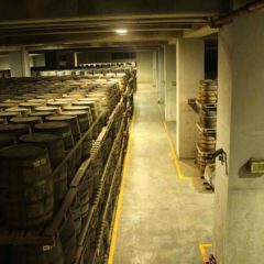 噶瑪蘭酒廠酒窖。因台灣多發地震，酒桶擺放僅有四層。