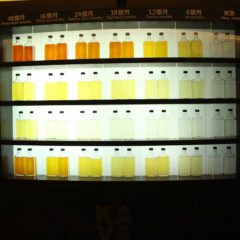 噶瑪蘭酒廠展覽室。威士忌在不同木桶中熟成時會發生不同的顏色變化。