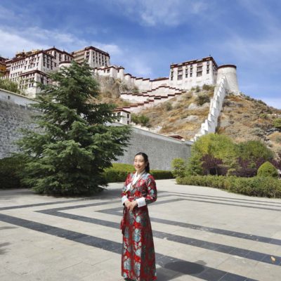 走進布達拉宮，大家都被它的氣勢吸引和震懾，我們感受到現代藏族人對信仰的虔誠和堅持，也同時感受到古時藏族人在建築思維和傳統藝術的力量。